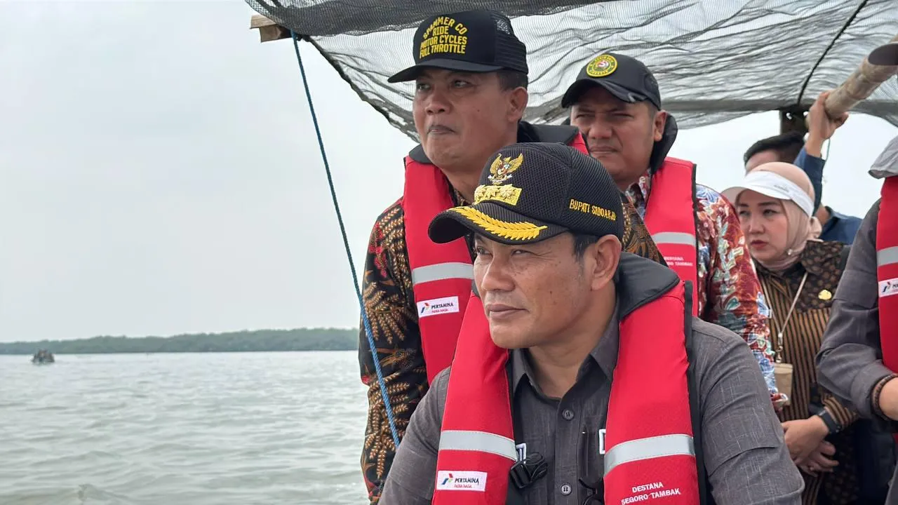 Plt. Bupati Sidoarjo H. Subandi Sidak HGB Laut di Desa Segoro Tambak, Kecamatan Sedati