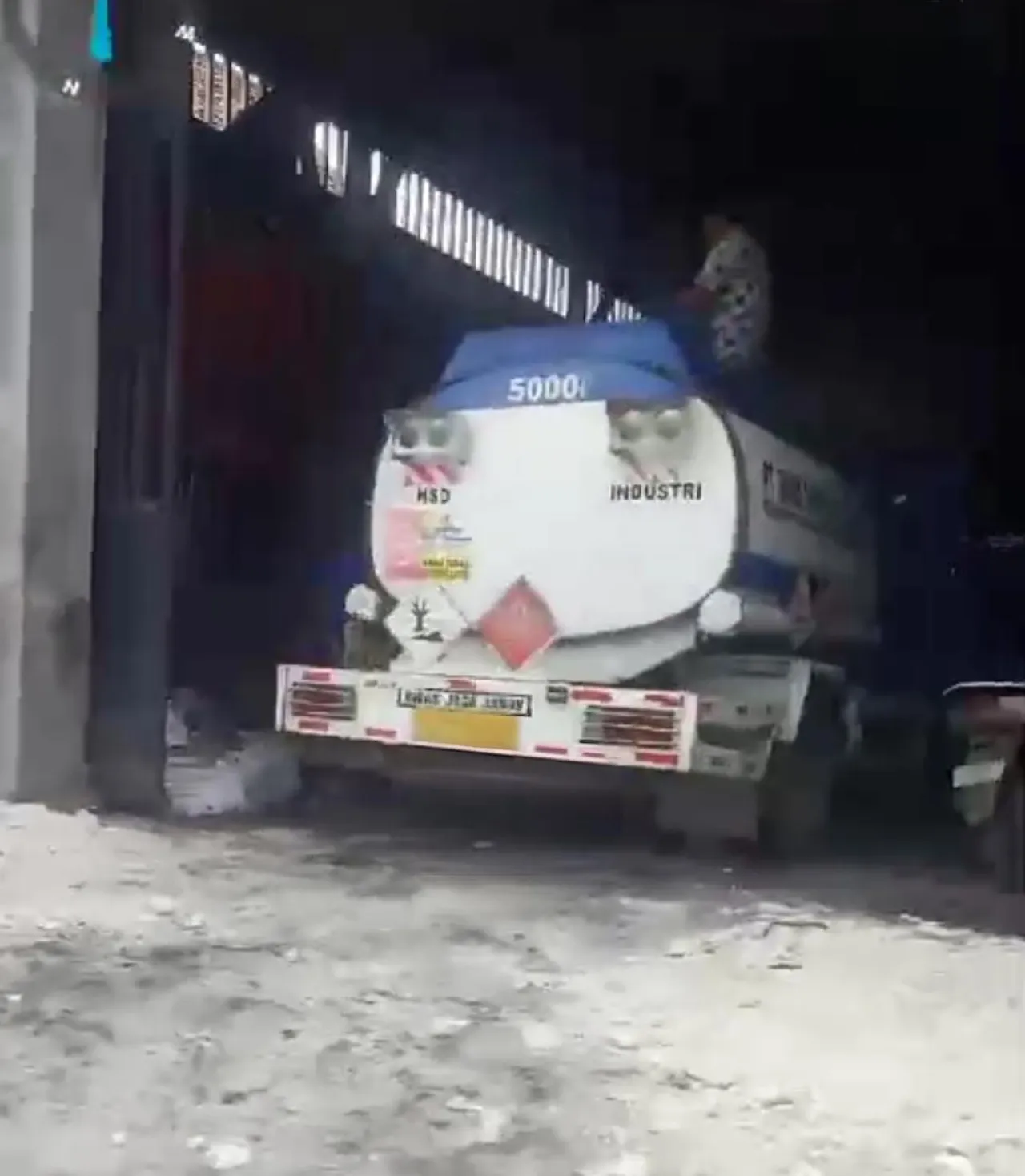 Truk Tangki Diduga Milik Pemain Solar Abah S Terpantau Masuk Gudang di Gresik Gadukan Morokrembangan