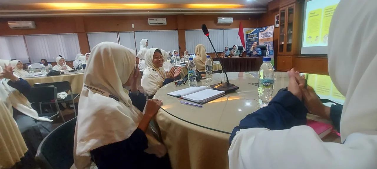 MAHASISWI GONTOR PUTRI MANTINGAN KUNJUNGI BKKBN JATIM