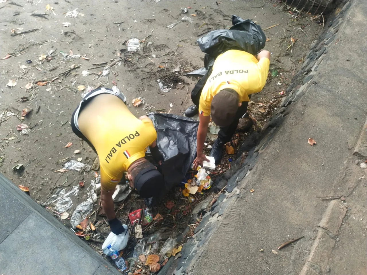 Personil Polsek Kawasan Pelabuhan Gilimanuk Ikuti Kerja Bakti Peringati HUT ke-56 GKPB 