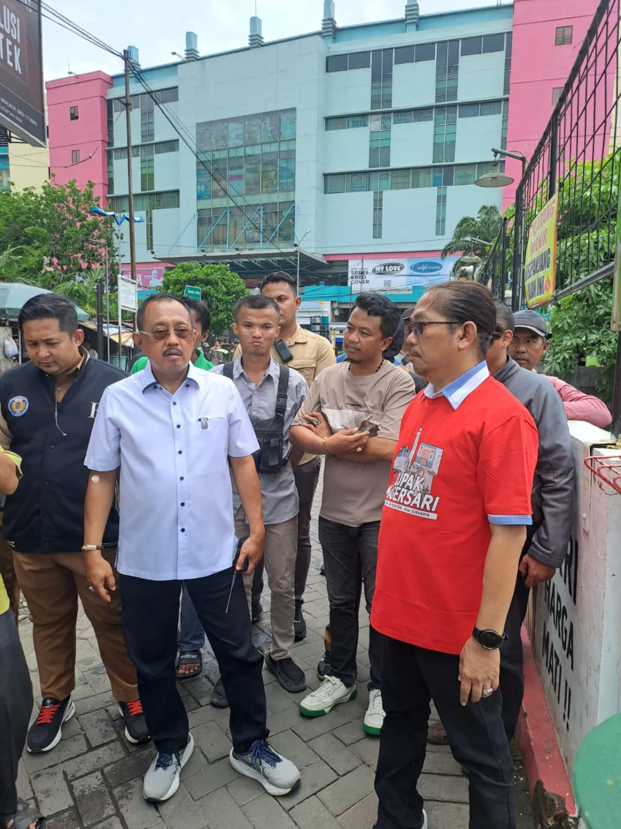 Respons Cepat! Wakil Wali Kota Surabaya Turun Tangan Perbaiki Jalan RW 9 Dupak Margosari