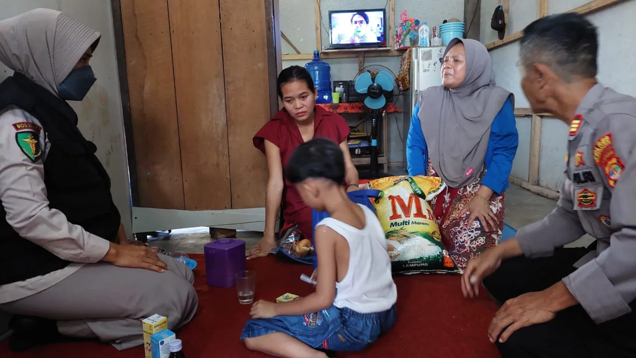 Polres Tanggamus Kunjungi Anak Penderita Gangguan Paru-Paru dan Sulit Bicara, Berikan Bantuan Bahan Pokok