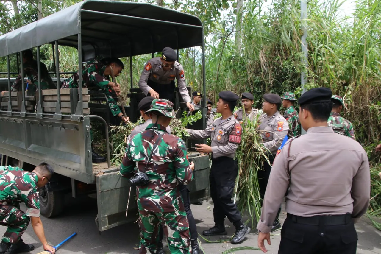 Perkuat Sinergitas dan Soliditas TNI - Polri di Malang Kompak Laksanakan Karya Bakti pada HUT ke - 64 Kostrad