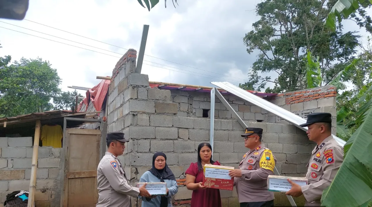 Polres Pasuruan Salurkan Bantuan untuk Warga Terdampak Angin Kencang di 6 Kecamatan