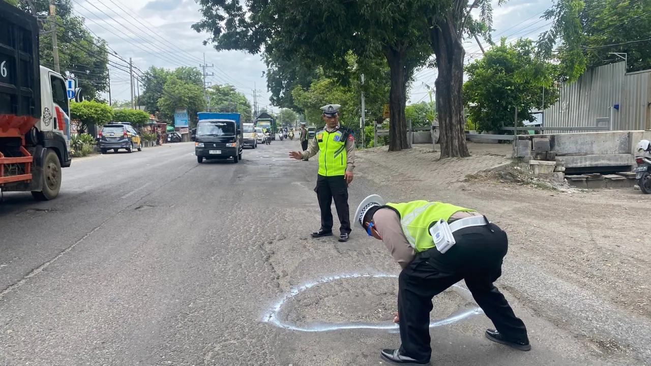 Operasi Keselamatan Semeru 2025 Polisi Beri Tanda Jalan Berlubang di Sidoarjo