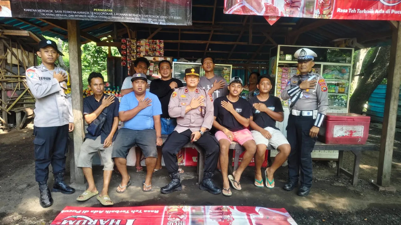 Kapolsek Gilimanuk Gelar "Jumat Curhat" Bersama Sopir Truk, Sosialisasikan Operasi Keselamatan Agung 2025