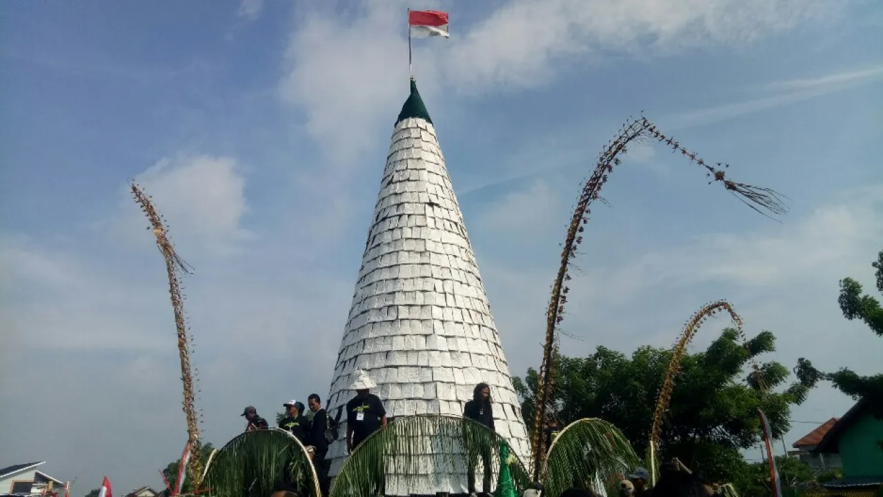 Spektakuler! Tumpeng Tempe 10 Meter Kembali Hadir di Acara Ruwat Desa Sedenganmijen