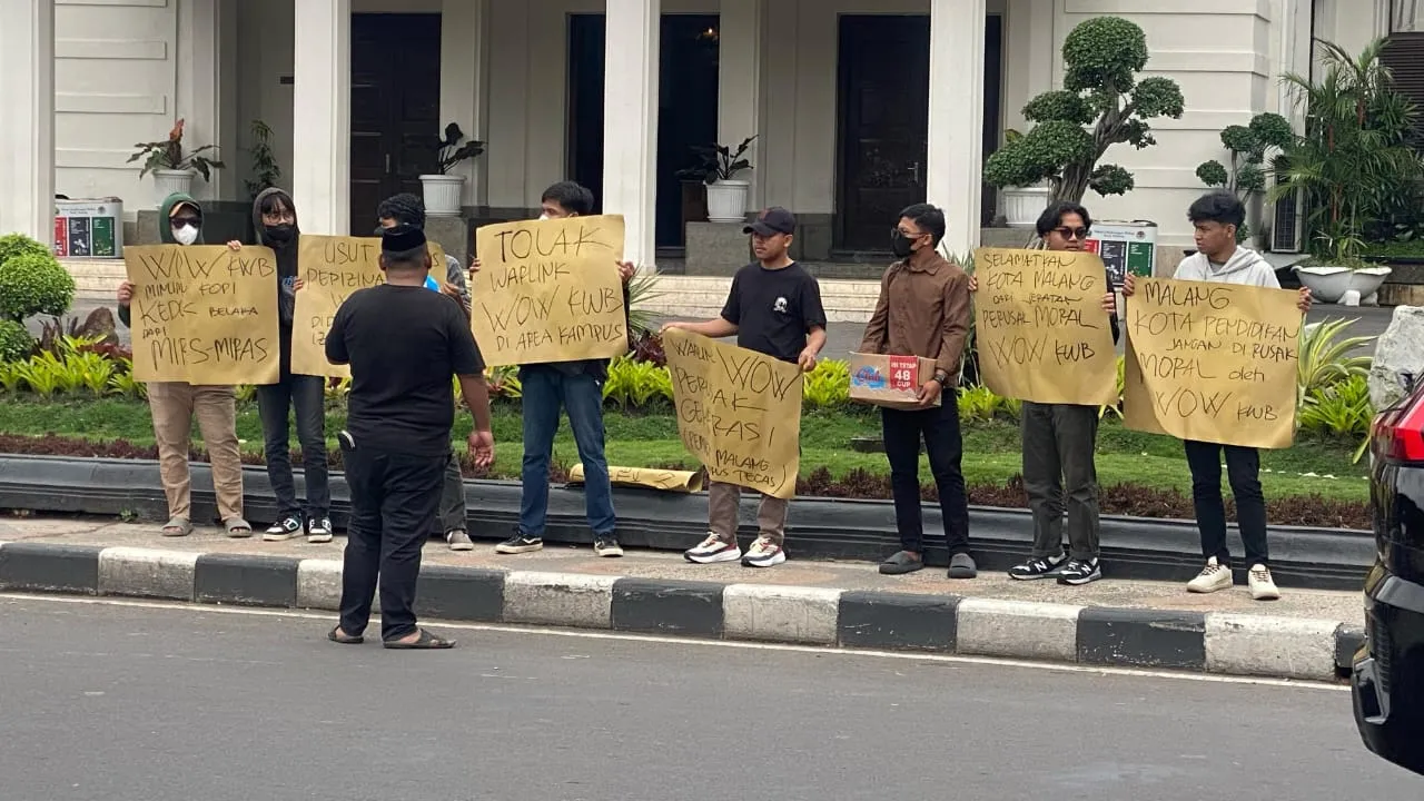 Mahasiswa AMIN Demo di Balaikota Malang, Tuntut Penutupan Warunk WOW KWB