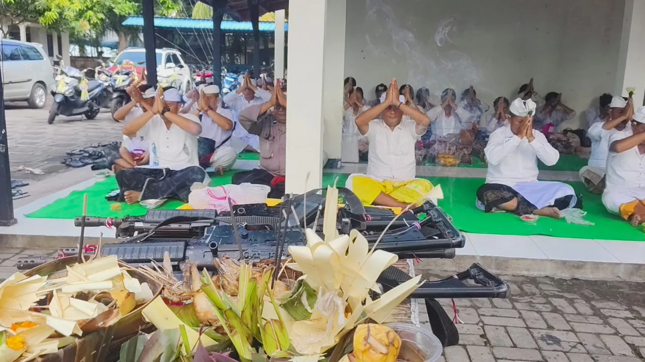 Persembahyangan Piodalan Tumpek Landep di Pura Padmasana Polsek Gilimanuk