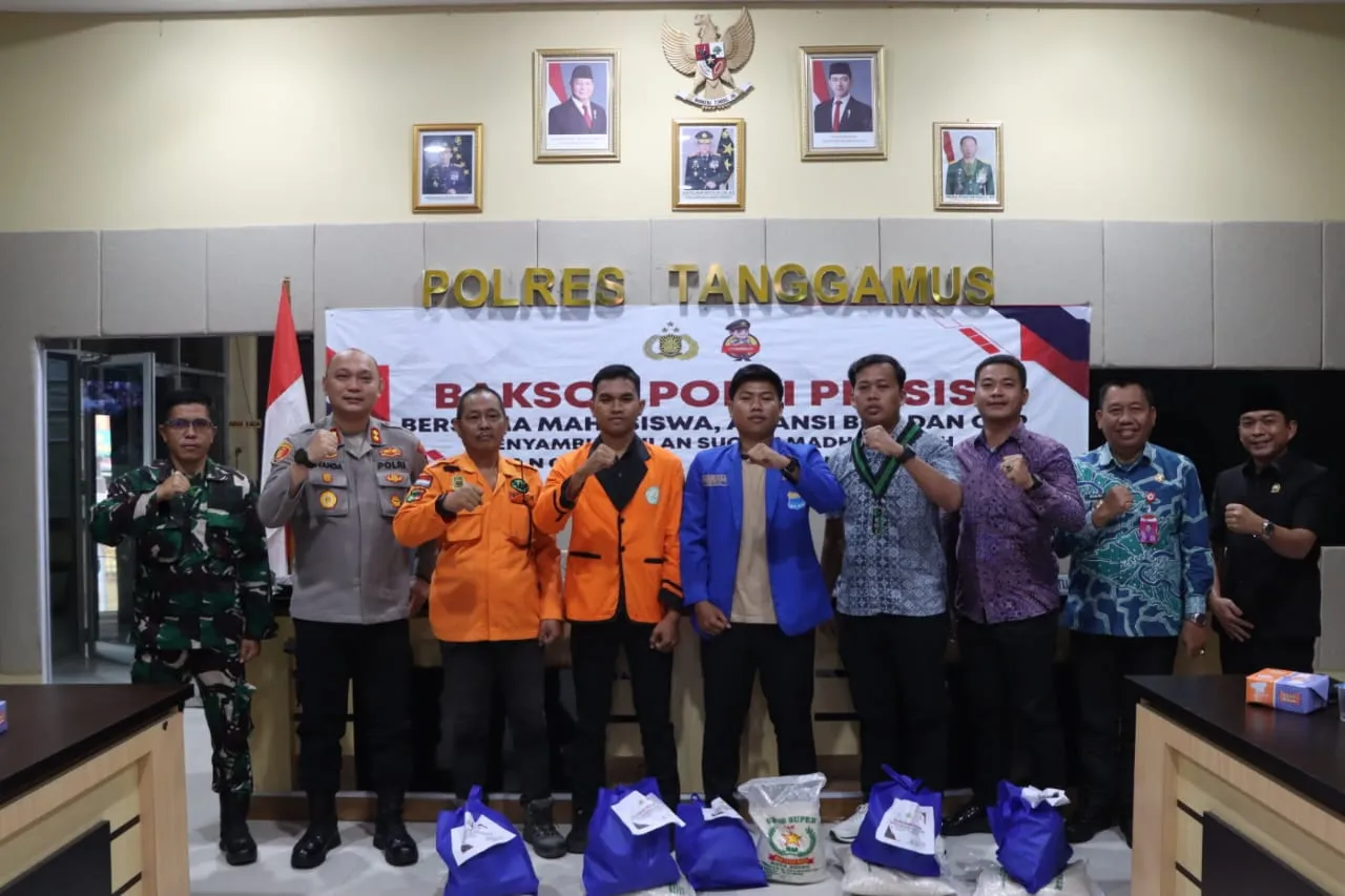 Bersama BEM Mahasiswa dan OKP Polres Tanggamus Salurkan Ratusan Paket Bahan Pokok, Bakti Sosial Jelang Ramadhan 1446 H