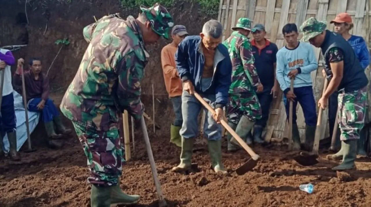 Semangat Gotong royong, Personel Kodim 1609/Buleleng Renovasi Rumah Tidak Layak Huni Warga