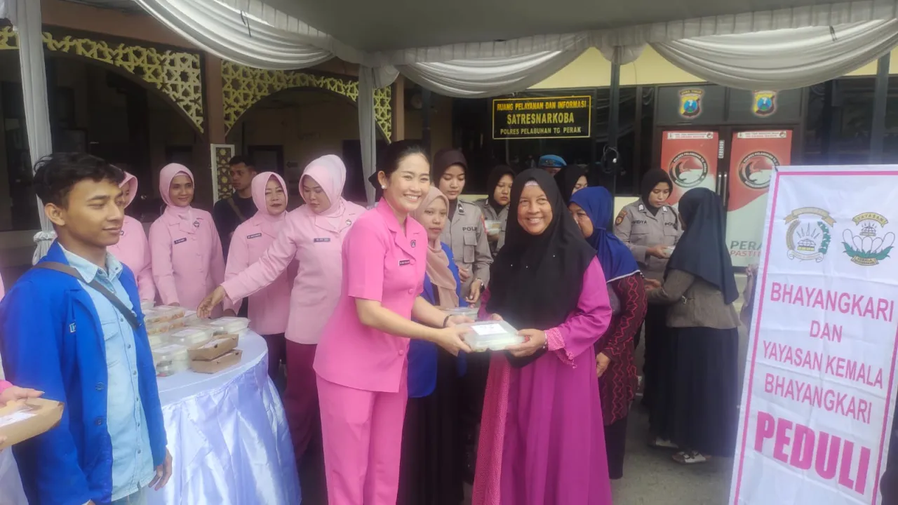Bhayangkari dan Yayasan Kemala Bhayangkari Polres Pelabuhan Tanjung Perak Berbagi di Jumat Berkah
