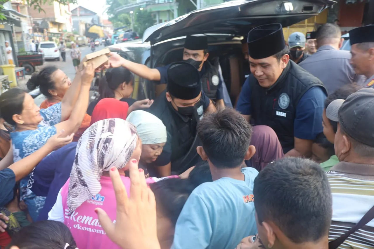 Satres Narkoba Polres Pelabuhan Tanjung Perak Bagikan Takjil Ramadan di Kawasan Jalan Kunti Surabaya