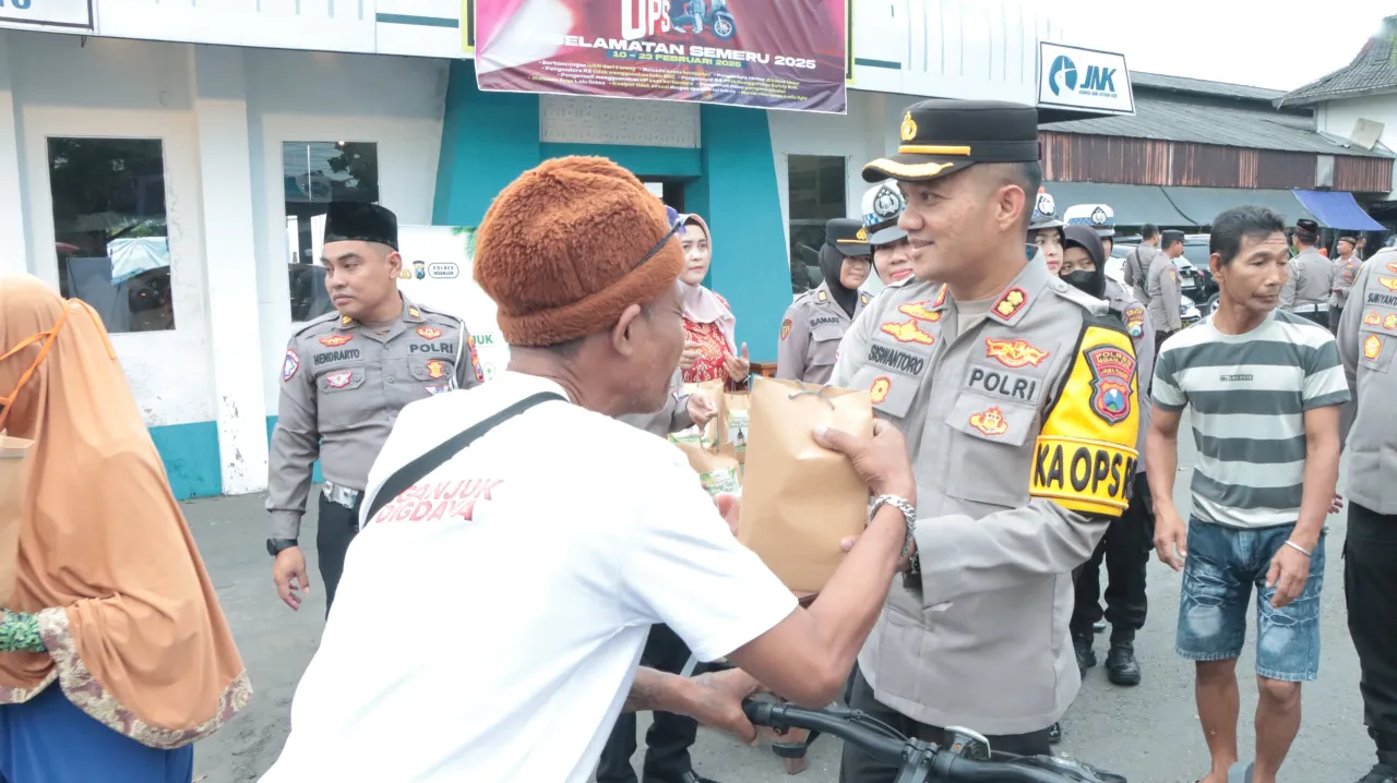 Berkah Ramadan, Kapolres Nganjuk bersama Jajaran Bagikan Ratusan Paket Takjil