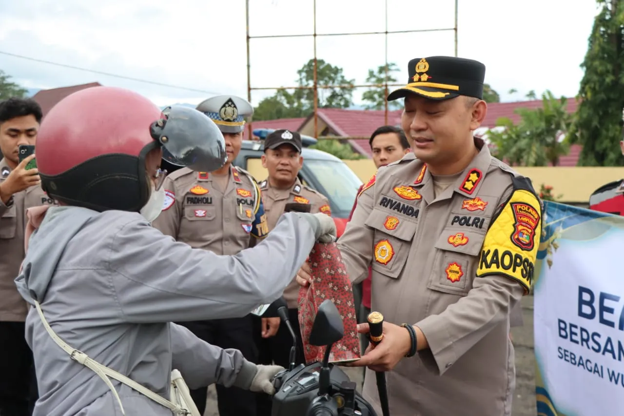Kapolres Tanggamus dan Jurnalis Bagikan Ratusan Paket Takjil di Tiga Titik Kota Agung Timur