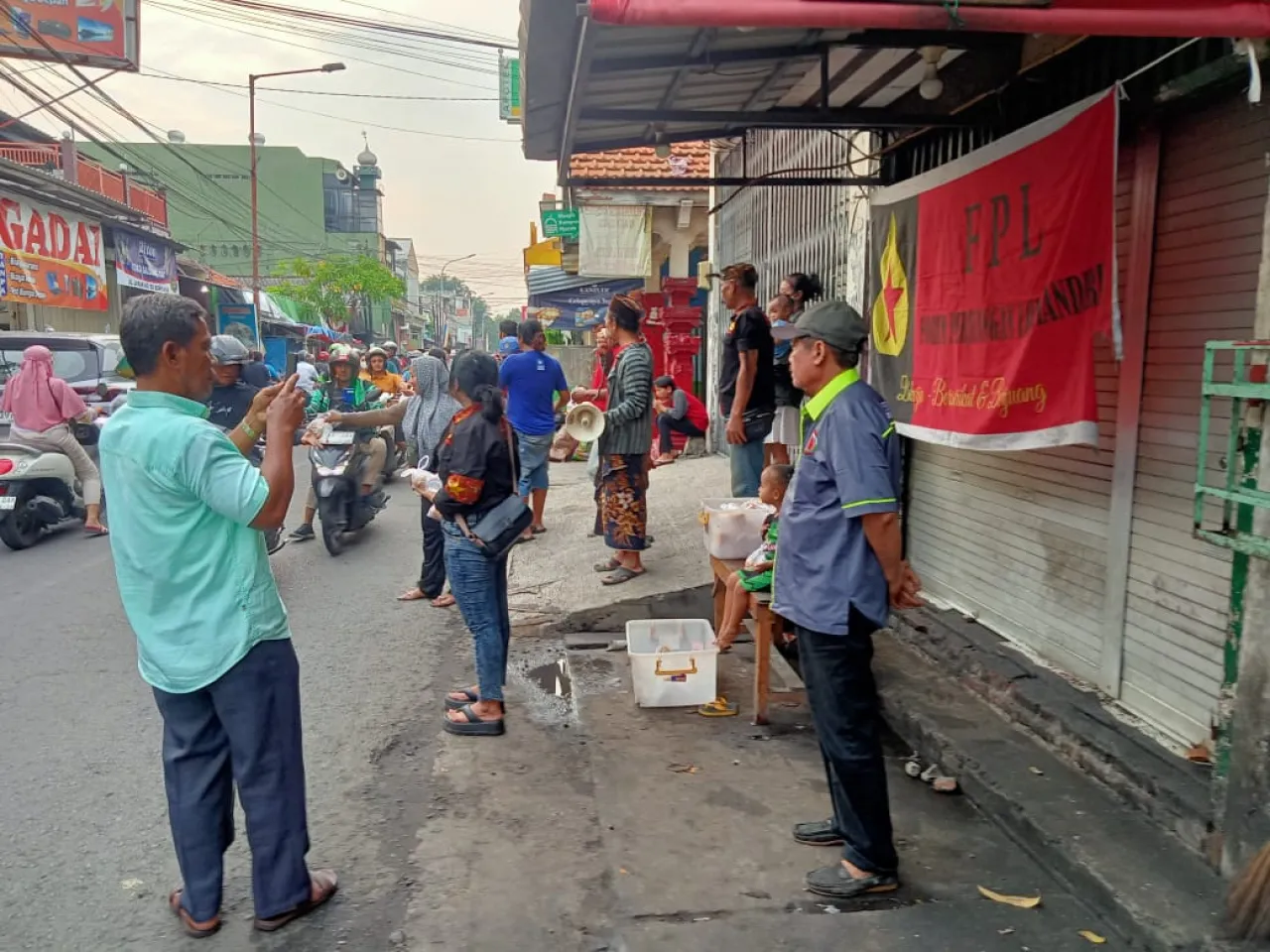 FPL Tebar Berkah Ramadan: Berbagi Takjil untuk Warga di Jalan Jarak, Surabaya