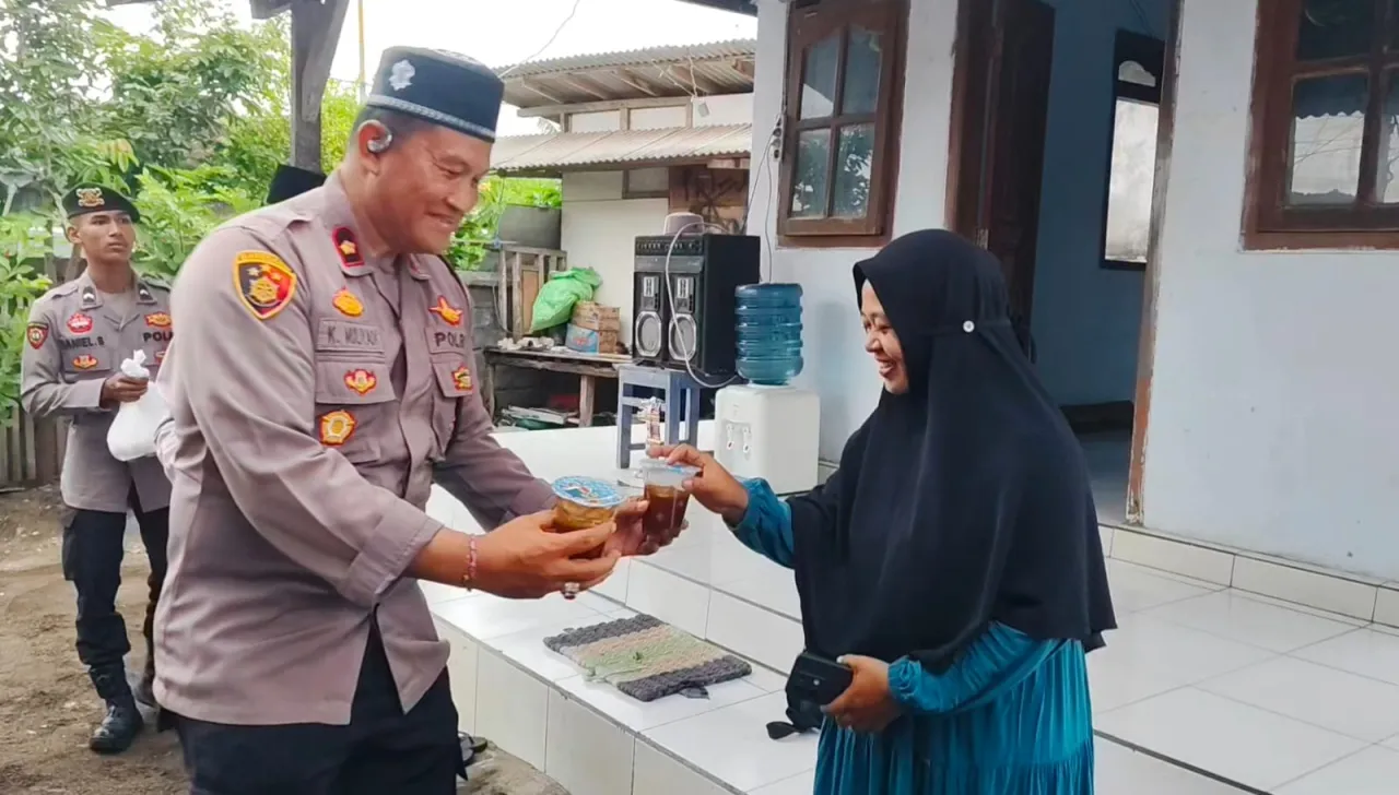 Polsek Gilimanuk Bersama NU Bagikan Takjil di Lingkungan Arum Gilimanuk
