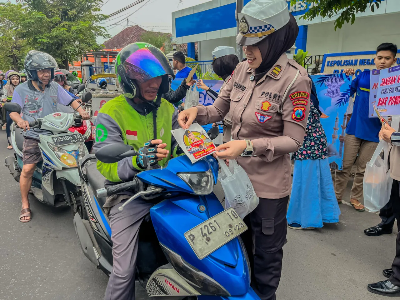 Mudik Aman, Keluarga Nyaman": Polres Jember Pasang Stiker dan Papan Imbauan