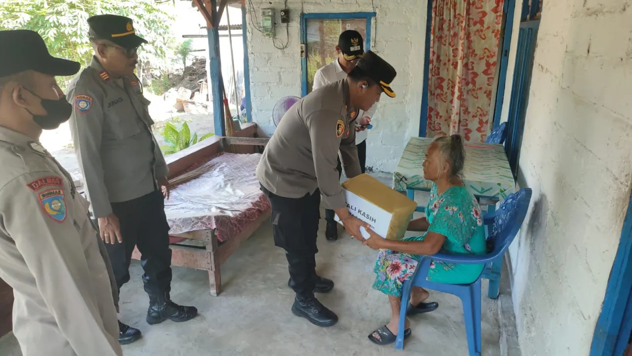 Kapolsek Gilimanuk Dampingi Lurah Serahkan Bantuan Talikasih di Lingkungan Arum Barat
