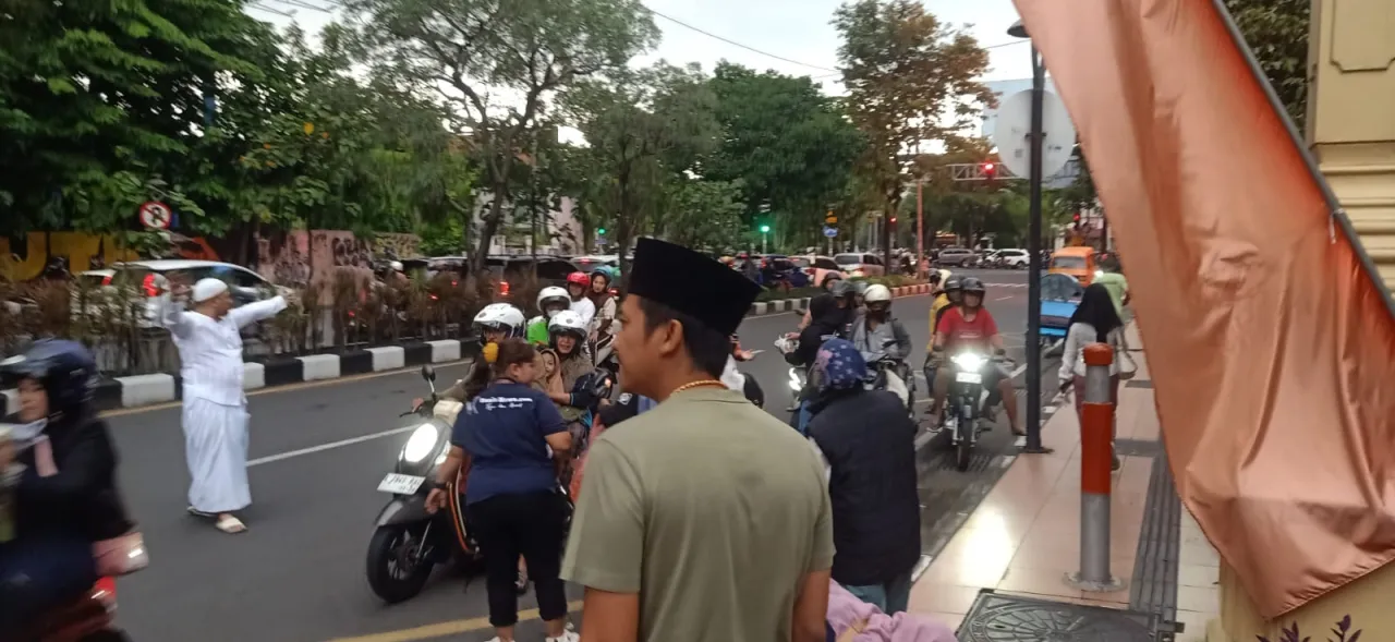 Bnewsnasional.org Bagikan Ratusan Takjil di Depan Hotel Sahid Surabaya, Pererat Ukhuwah Islamiah