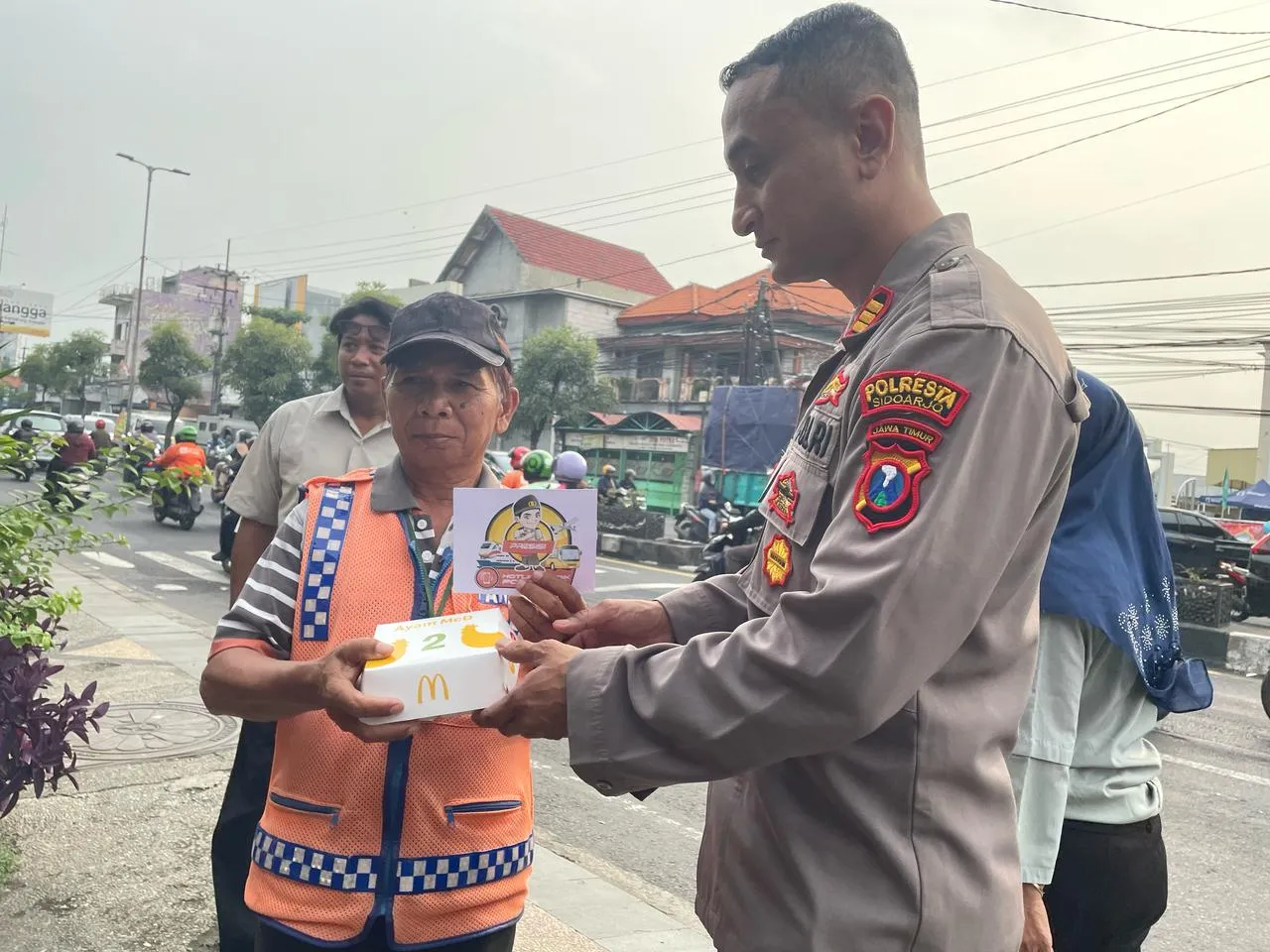Berbagi Berkah di Bulan Ramadan, Polsek Gedangan Bagikan Takjil dan Stiker Hotline Mudik Polri 110 kepada Pengguna Jalan