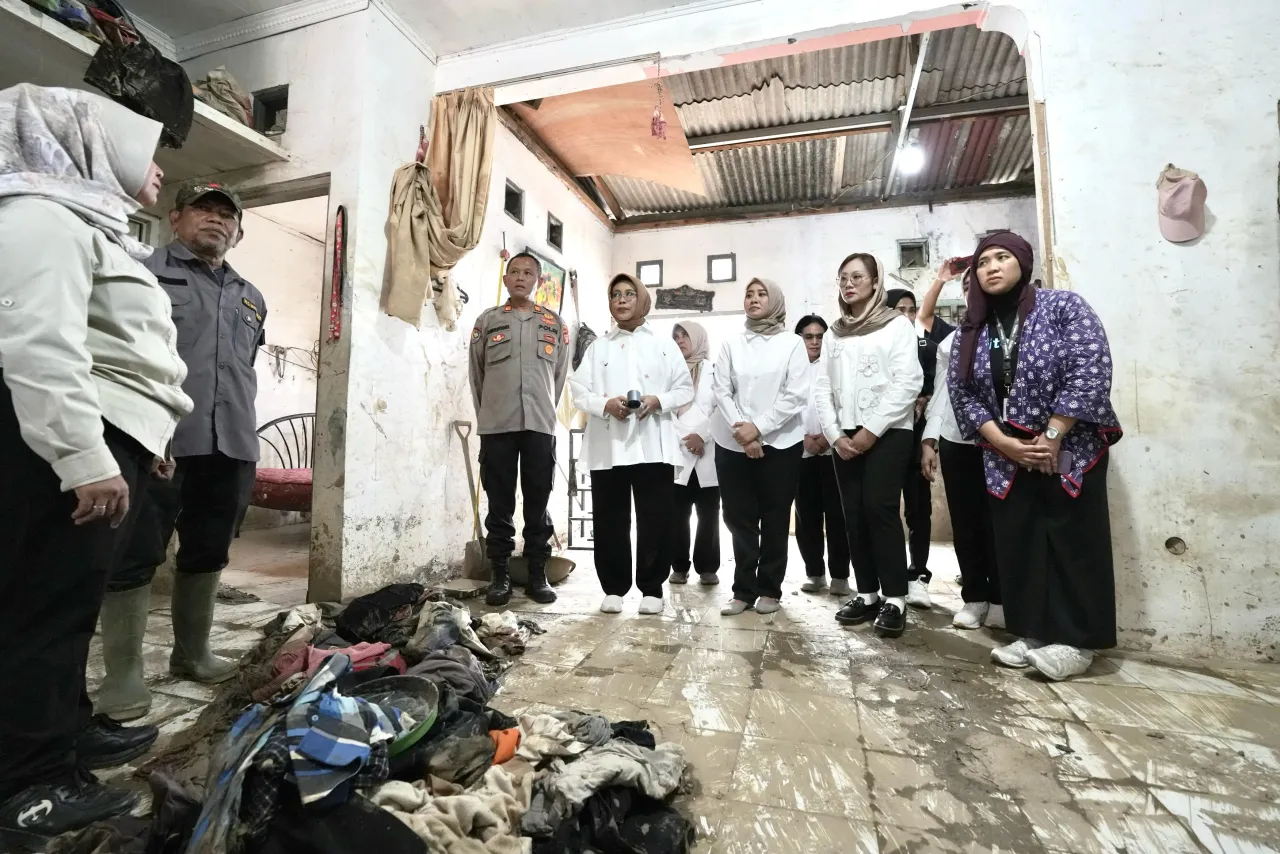DWP Kemensos Serahkan Bantuan untuk Korban Banjir Bekasi