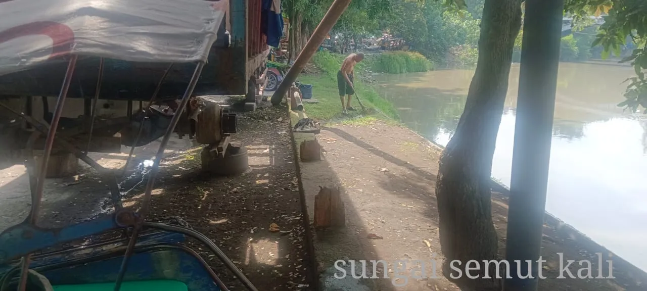 Pagar Sungai Kalimas Di Sepanjang Semut Kali Banyak Hilang Dan Rusak