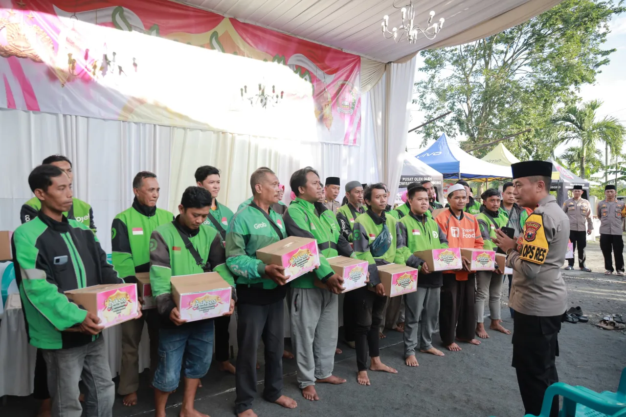 Bazar Ramadhan Presisi dan Baksos Ramadhan Polres Jember dan Bhayangkari: 100 Paket Sembako untuk Driver Ojek Online