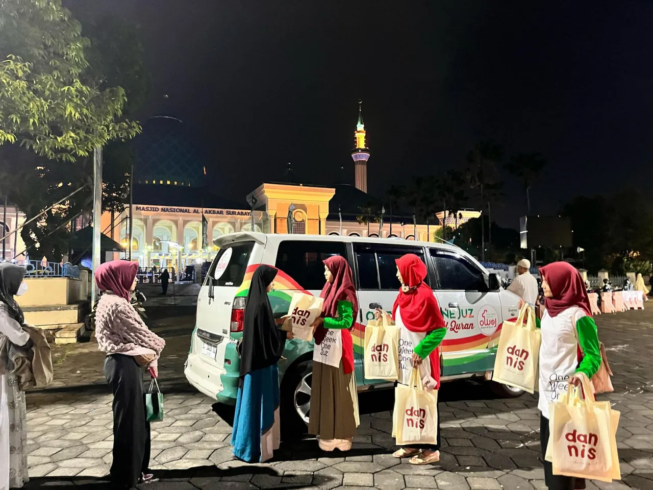 OWOJ dan Dannis Bagikan Ribuan Bingkisan Lebaran