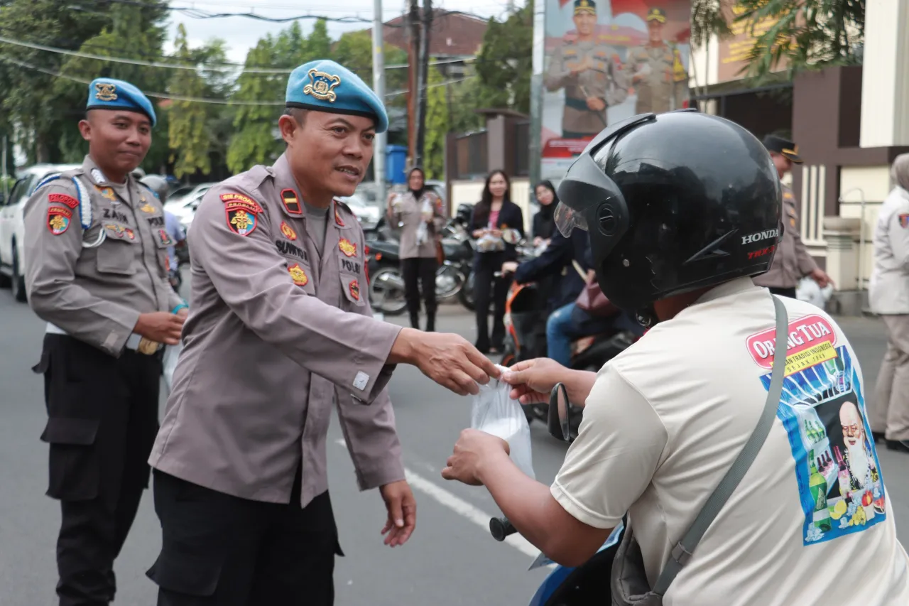 Berkah Ramadan, Sie Propam Polres Jember Bagikan Takjil kepada Pengguna Jalan