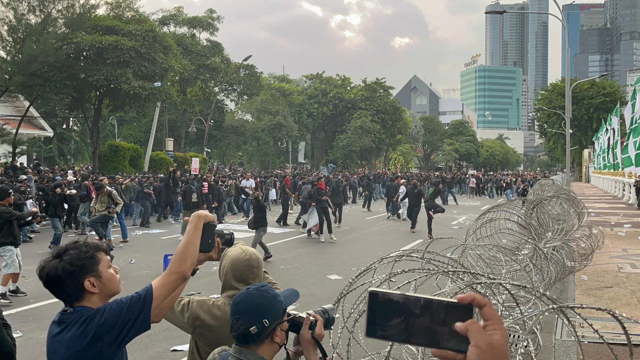 Aksi Mahasiswa Surabaya Tolak UU TNI, Promeg 96 Ancam Datangi Polrestabes 