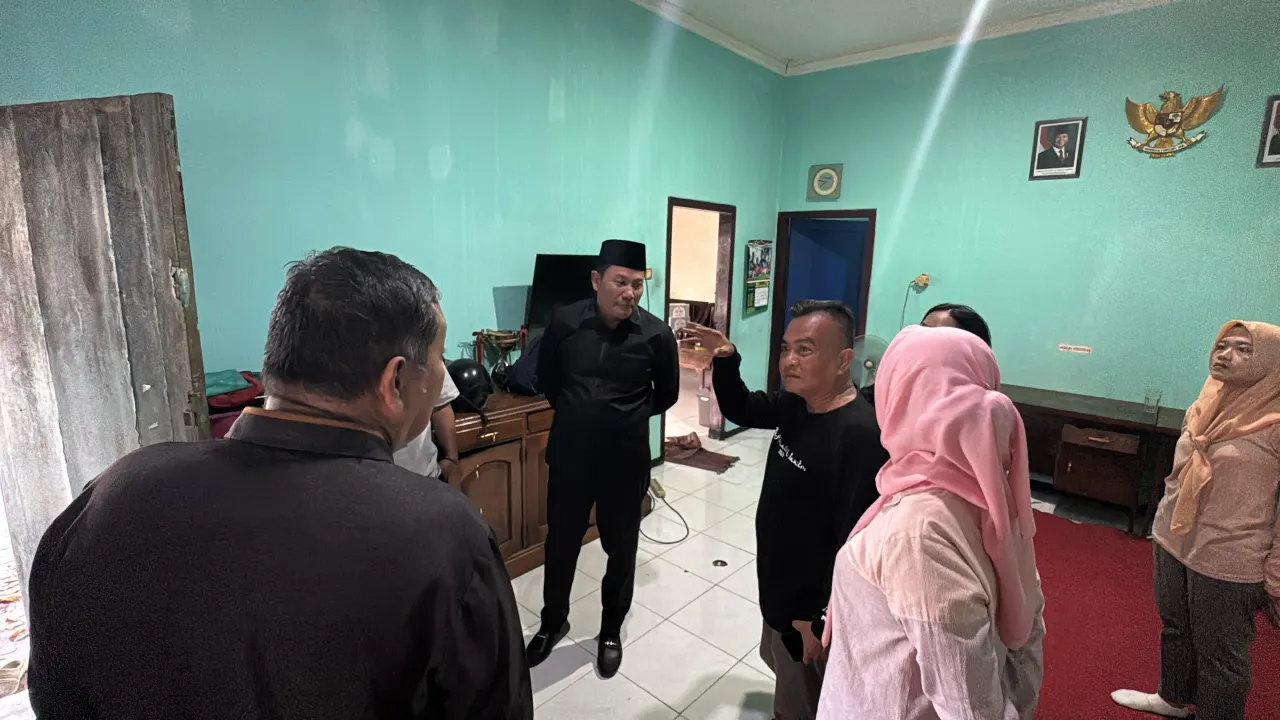 Bupati Subandi Kunjungi Balai Wartawan Sidoarjo, Bantu Perbaikan Fasilitas yang Rusak