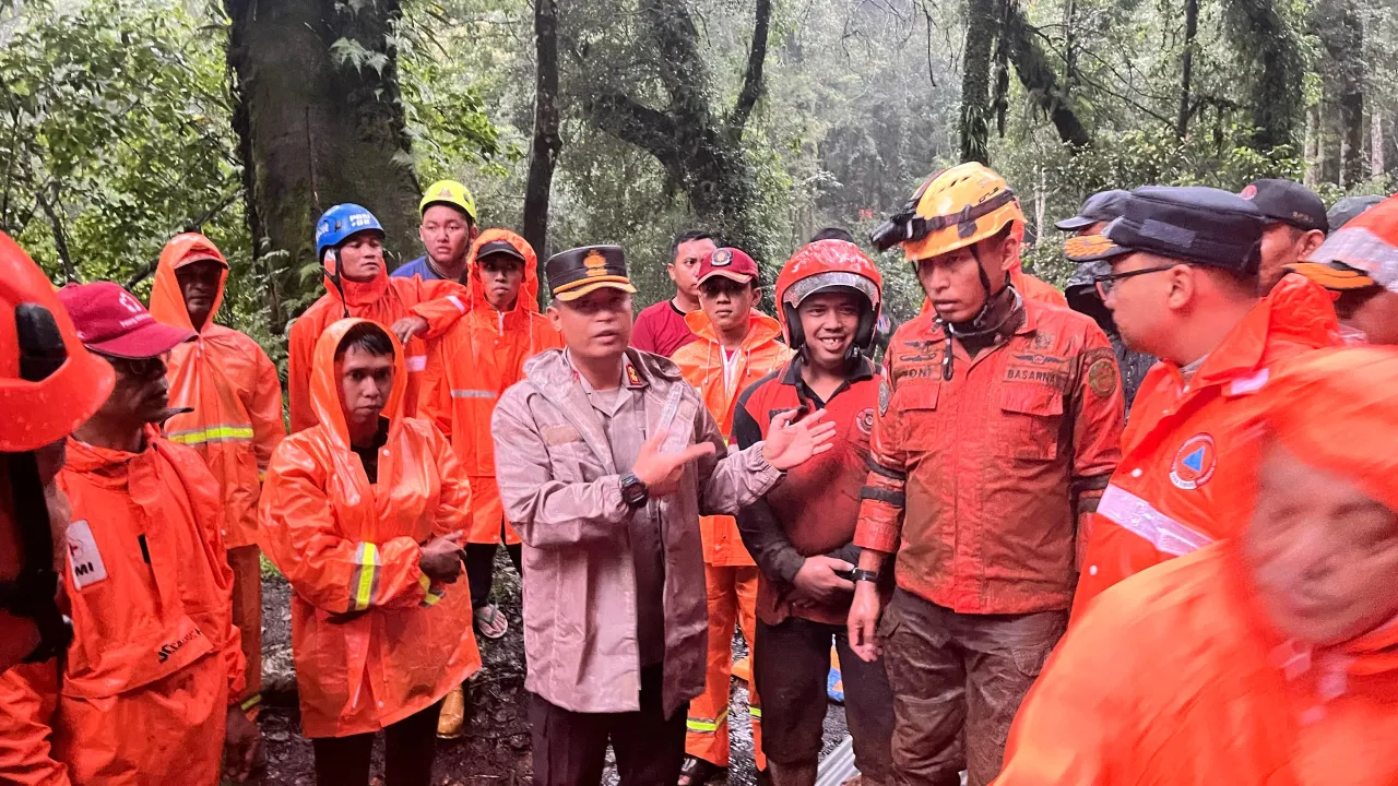 Cuaca tidak mendukung, Polisi dan Tim Evakuasi Sempat Tunda Pencarian Korban Longsor di Pacet