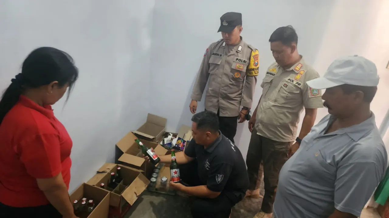 Polisi Tertibkan Penjualan Miras Ilegal di Malang