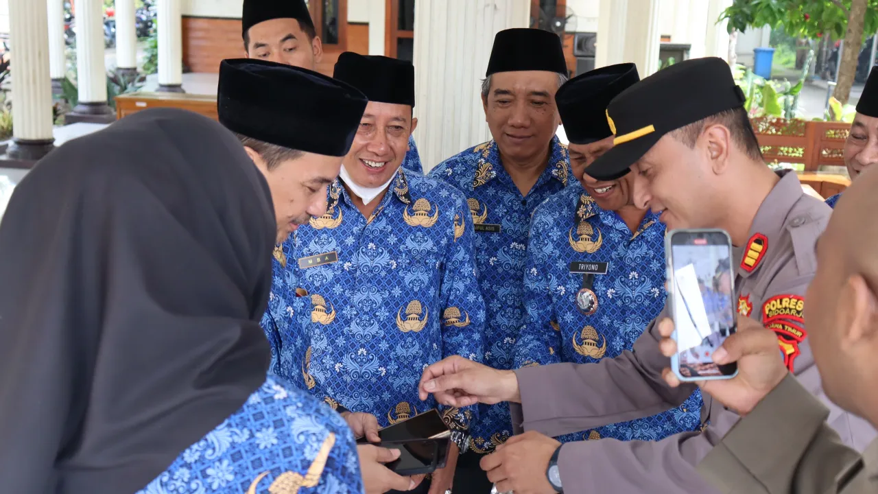 Peringati Hari Kesadaran Nasional, Polsek Gedangan Razia HP ASN Lingkungan Kecamatan Gedangan