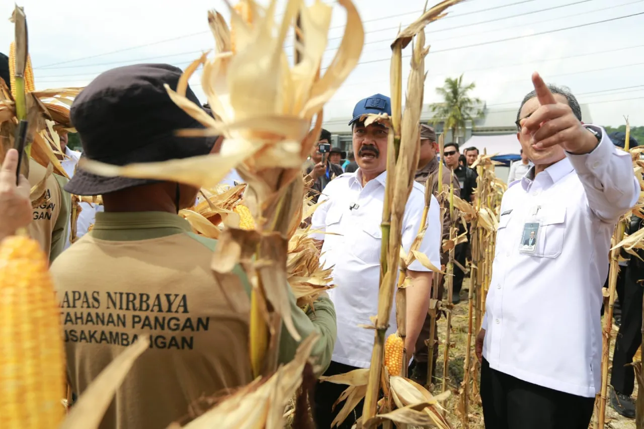 Kapolsek Gilimanuk Jalin Komunikasi Lewat “Jumat Curhat” Bersama Sopir dan Pengguna Jasa Pelabuhan