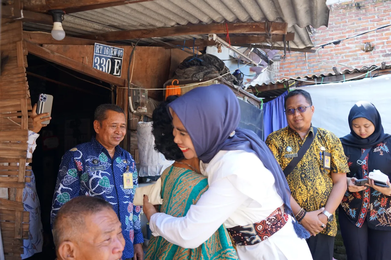 Peduli Warga Tidak Mampu, Wakil Bupati Sidoarjo Lakukan Sidak Perbaikan RTLH Di Desa Kletek