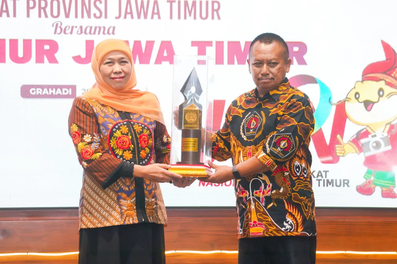 Gubernur Khofifah Dinobatkan Sebagai Tokoh Ekonomi Regional dalam PWI Jatim Award 2025