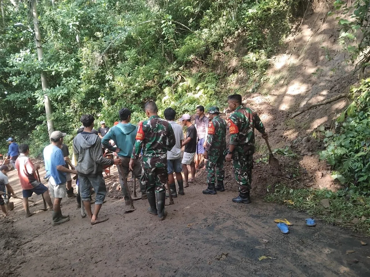 Personel Koramil 1623-02/Abang Bersama BPBD Tanggap dan Sigap Tangani Longsor di Desa Bunutan