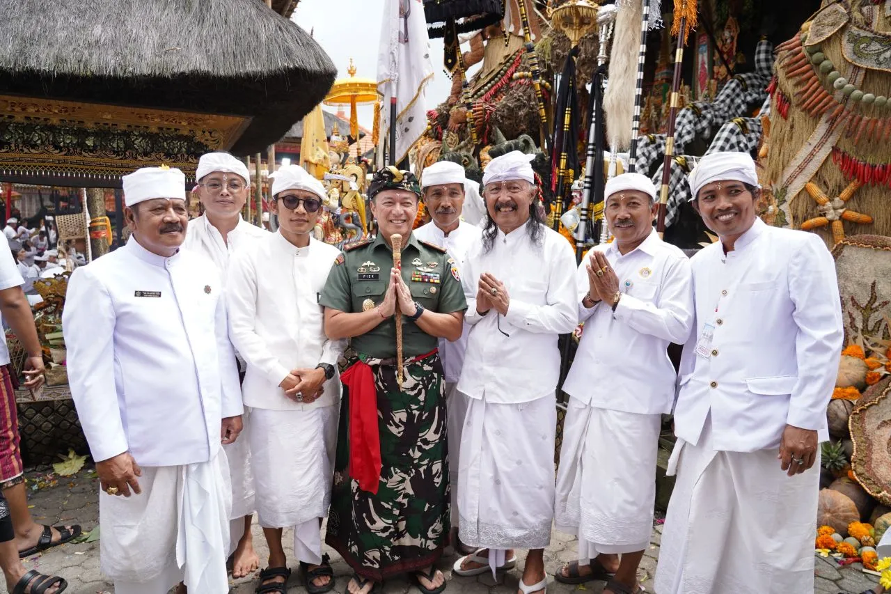 Simakrama Spiritual Pangdam Mayjen Piek ke Pura Besakih dan Ulun Danu Batur
