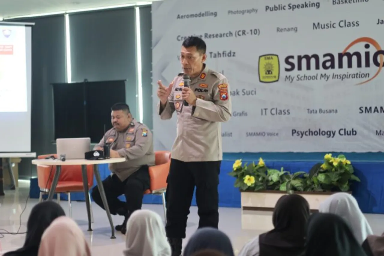 Satlantas dan Sat Binmas Polres Gresik Gelar " Road Safety" di Ponpes At - Tanwir SMA Muhammadiyah 10 Gresik