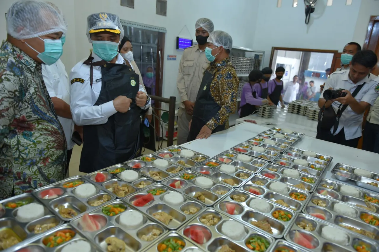 MENTERI WIHAJI TINJAU DISTRIBUSI MBG UNTUK BUMIL, BUSUI DAN BALITA, DI KOTA PASURUAN