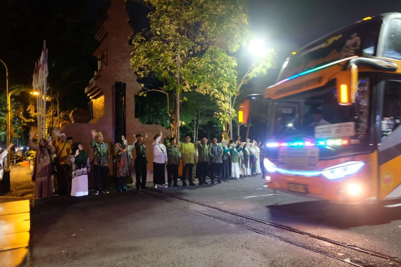 Sekda Sidoarjo Lepas Calon Jamaah Haji dengan Delapan Unit Bus
