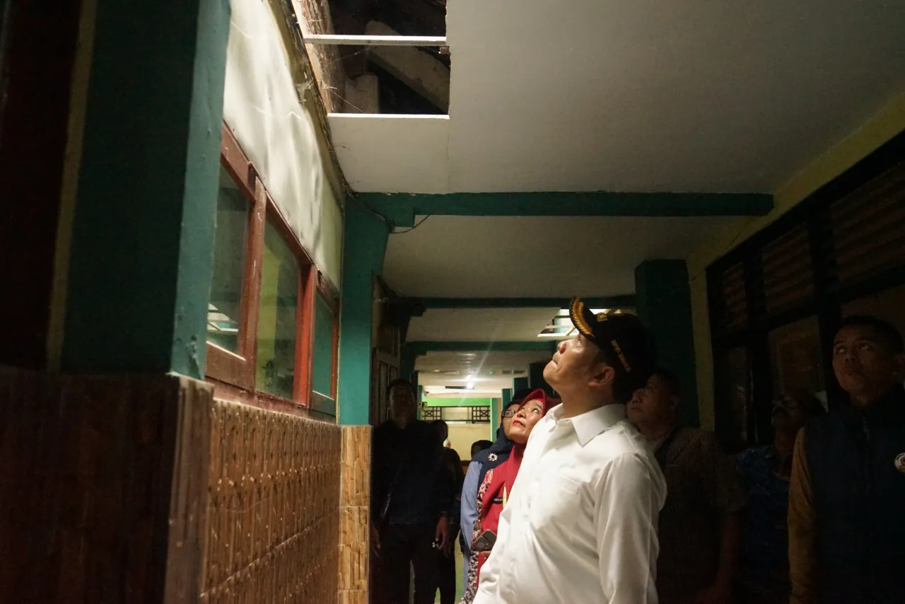 Bupati Subandi Sidak ke SMPN 3 Porong, Respon Kerusakan Atap Kelas
