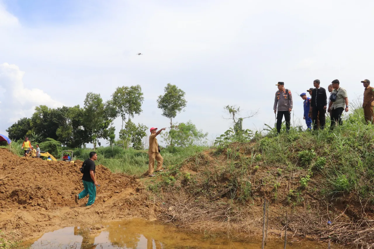 Mitigasi, Kapolres Sumenep Cek Lokasi Tanggul Jebol di Desa Patean