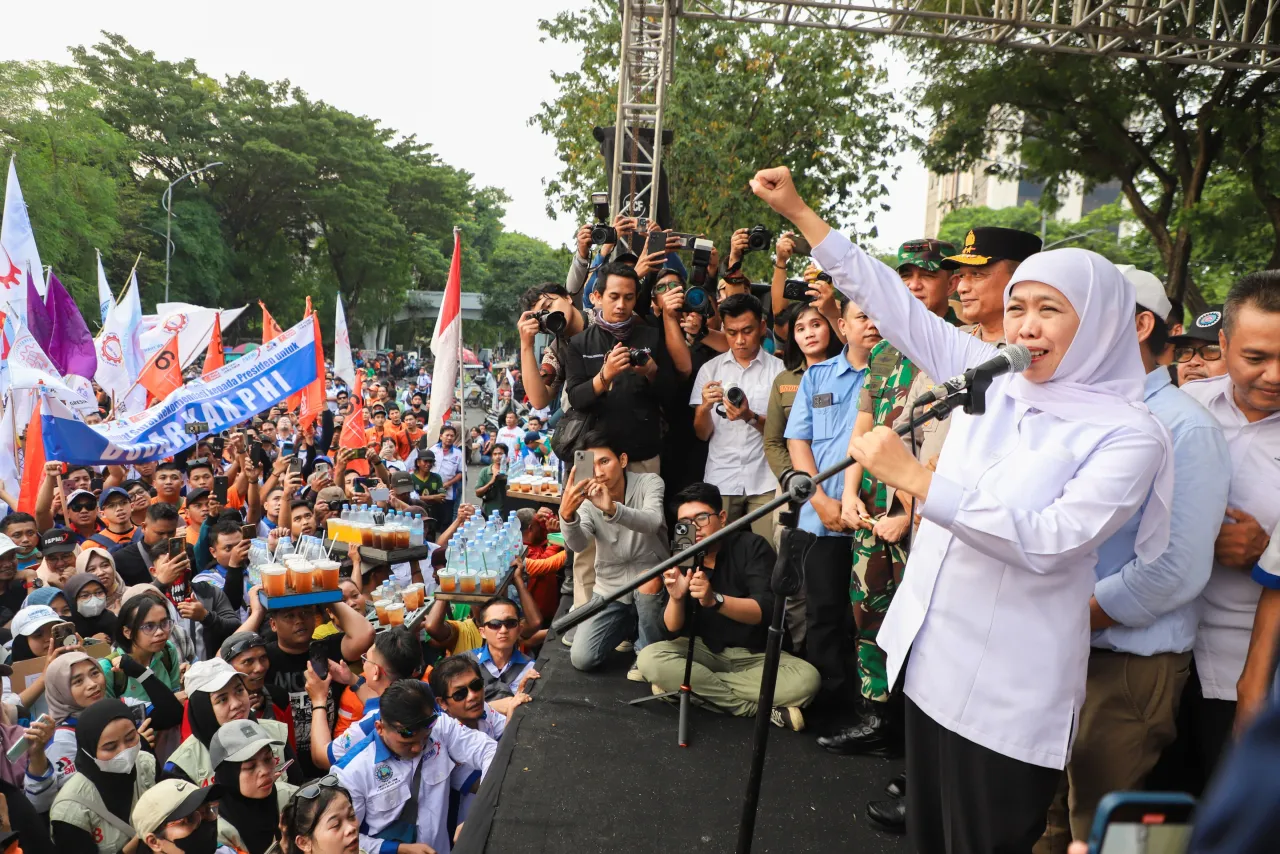 Gubernur Khofifah Hadir Di Tengah Ribuan Buruh se Jatim