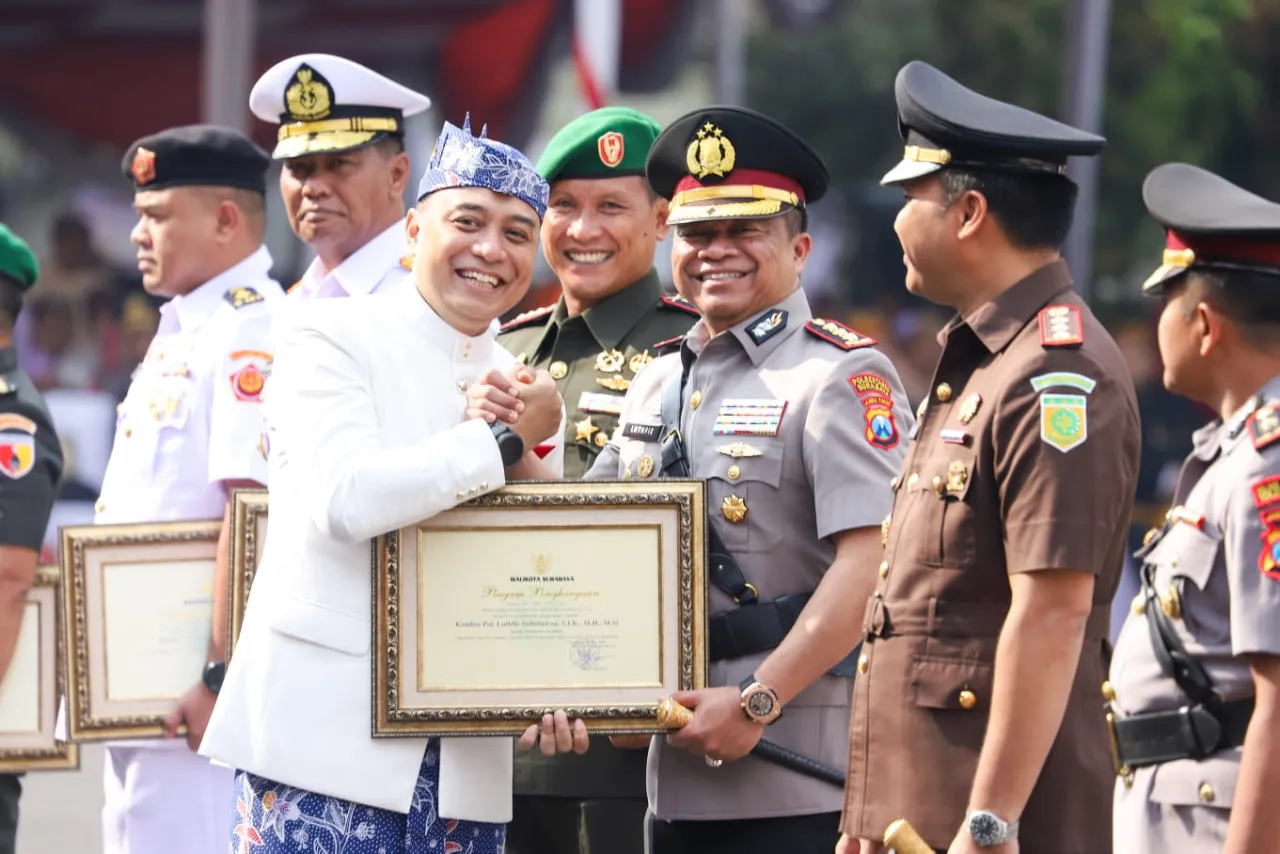 Kapolrestabes Surabaya Terima Penghargaan di HJKS ke-732 Wujud Dedikasi Jogo Suroboyo