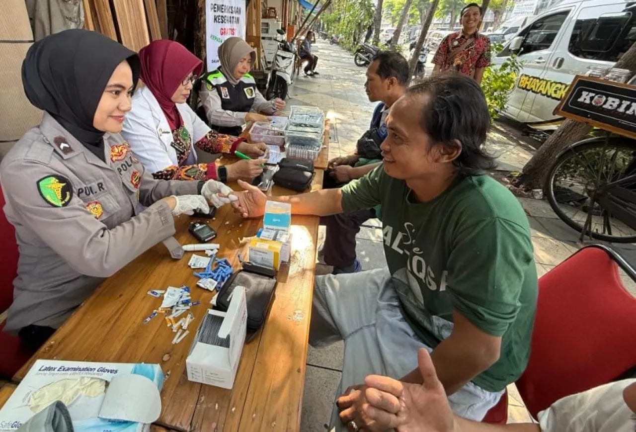 Hari Bhayangkara ke -79, Biddokkes Polda Jatim Gelar Layanan Kesehatan Gratis untuk Driver Ojol
