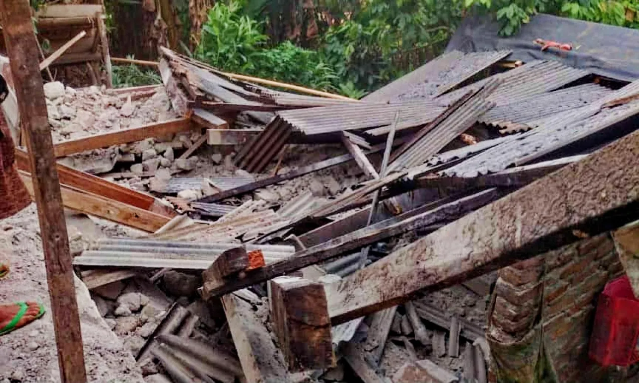 Dahsyatnya Angin Puting Beliung dan Gerak Cepat Polsek Limau Identifikasi Rumah Warga yang Ambruk Diterjang Angin