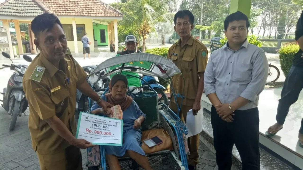 Di Kedung Wonokerto Warga KPM Sakit Lumpuh Terima BLT-DD